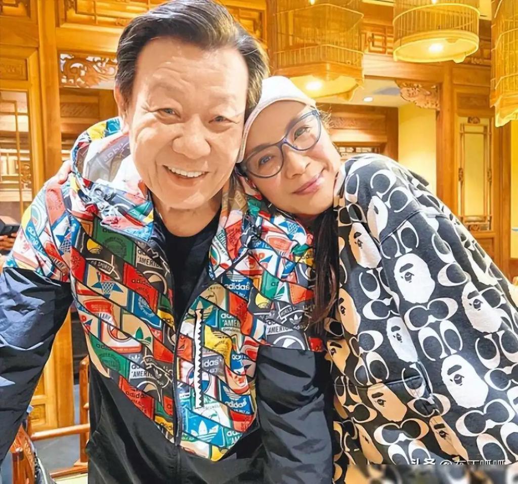 娶两个老婆住一个家，69岁依旧四处奔波的寇世勋真的快乐吗