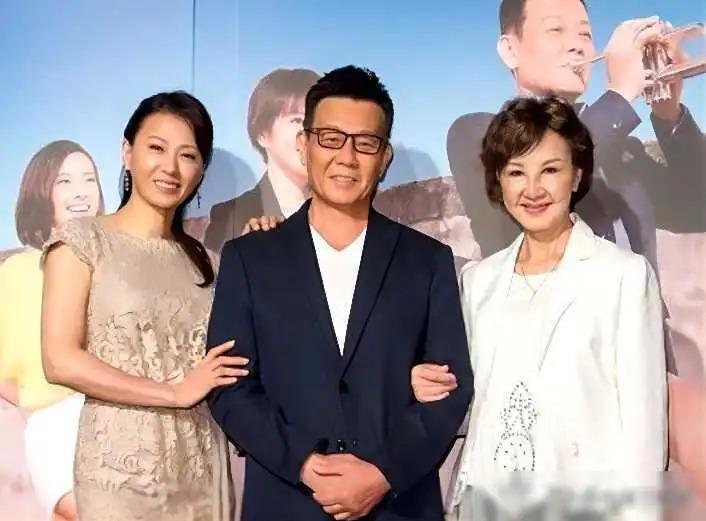 娶两个老婆住一个家，69岁依旧四处奔波的寇世勋真的快乐吗