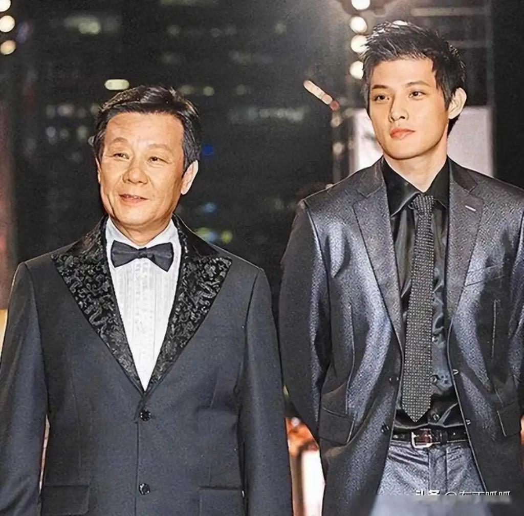 娶两个老婆住一个家，69岁依旧四处奔波的寇世勋真的快乐吗