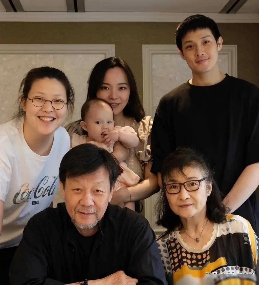娶两个老婆住一个家，69岁依旧四处奔波的寇世勋真的快乐吗