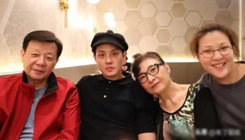 娶两个老婆住一个家，69岁依旧四处奔波的寇世勋真的快乐吗
