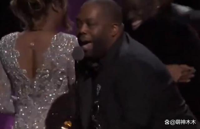 格莱美这一晚太抓马！男歌手刚领完奖就被逮捕，疑似被人指控