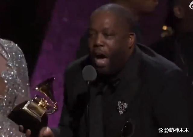 格莱美这一晚太抓马！男歌手刚领完奖就被逮捕，疑似被人指控