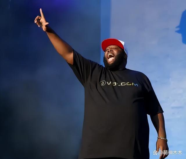 格莱美这一晚太抓马！男歌手刚领完奖就被逮捕，疑似被人指控