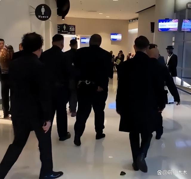 格莱美这一晚太抓马！男歌手刚领完奖就被逮捕，疑似被人指控