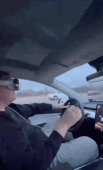 哪有人逛街不戴Vision Pro的？？？