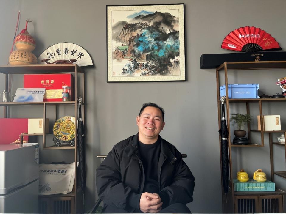 初一辍学的小老板直播卖伞，一年还完200万债务