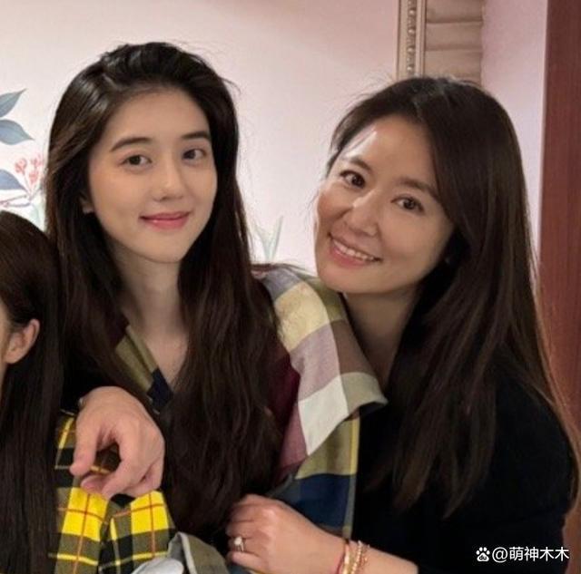 25岁女星晒与霍建华合影，姿势亲密引争议，还曾公开偷文化