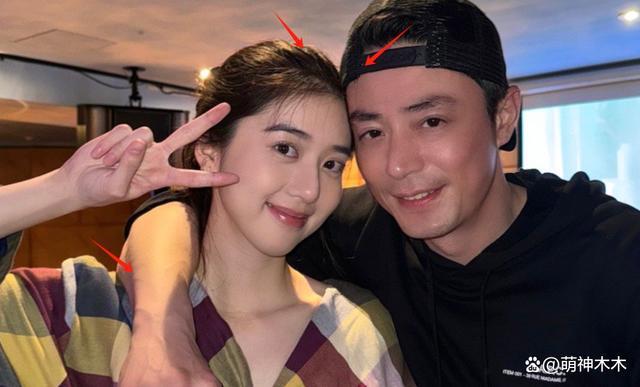25岁女星晒与霍建华合影，姿势亲密引争议，还曾公开偷文化