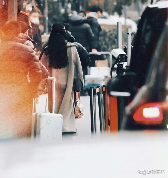 85花现身春晚联排现场！刘诗诗4万大衣，杨幂玩神秘