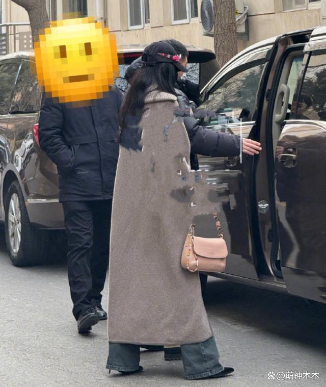 85花现身春晚联排现场！刘诗诗4万大衣，杨幂玩神秘