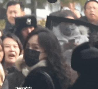 85花现身春晚联排现场！刘诗诗4万大衣，杨幂玩神秘