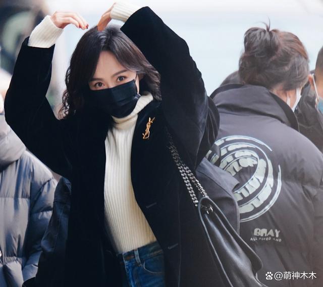 85花现身春晚联排现场！刘诗诗4万大衣，杨幂玩神秘