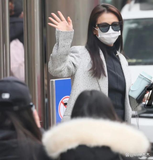 85花现身春晚联排现场！刘诗诗4万大衣，杨幂玩神秘