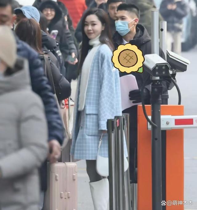 85花现身春晚联排现场！刘诗诗4万大衣，杨幂玩神秘