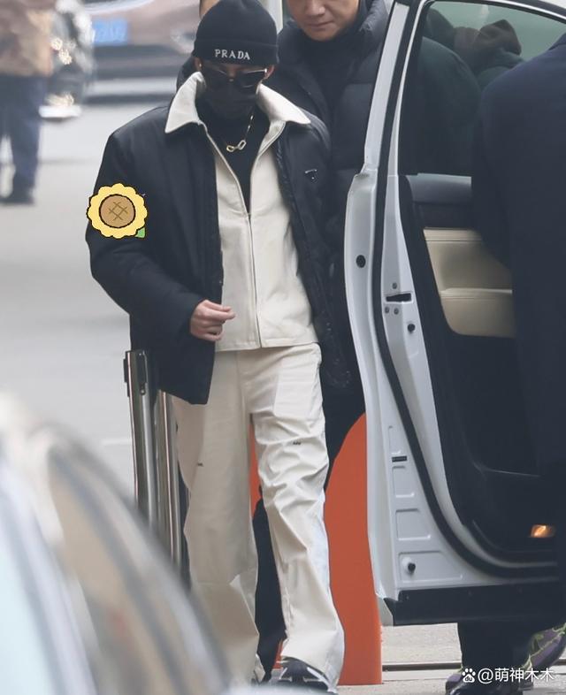 85花现身春晚联排现场！刘诗诗4万大衣，杨幂玩神秘