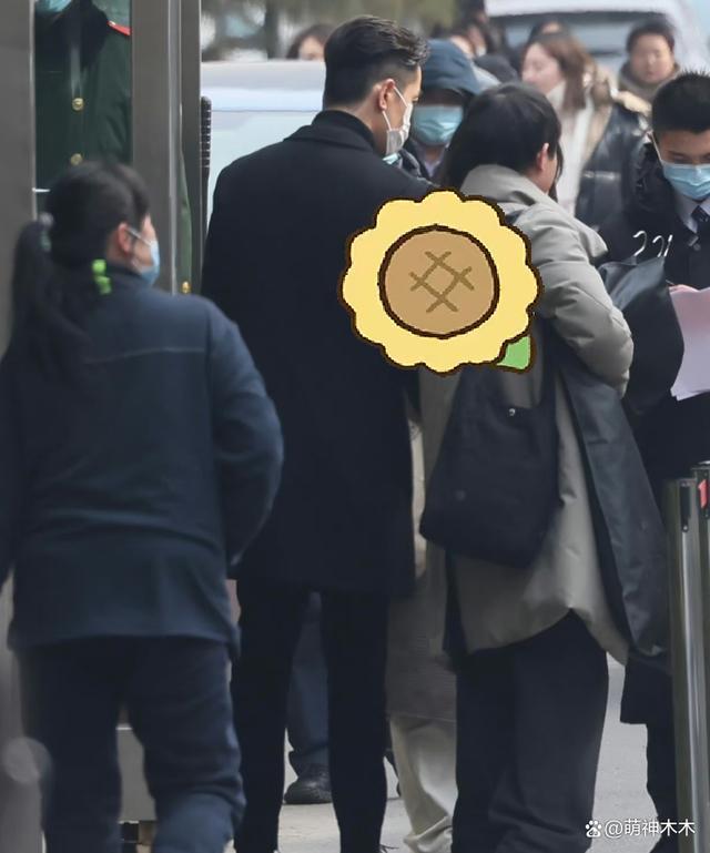 85花现身春晚联排现场！刘诗诗4万大衣，杨幂玩神秘