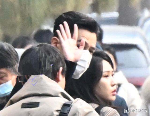 85花现身春晚联排现场！刘诗诗4万大衣，杨幂玩神秘