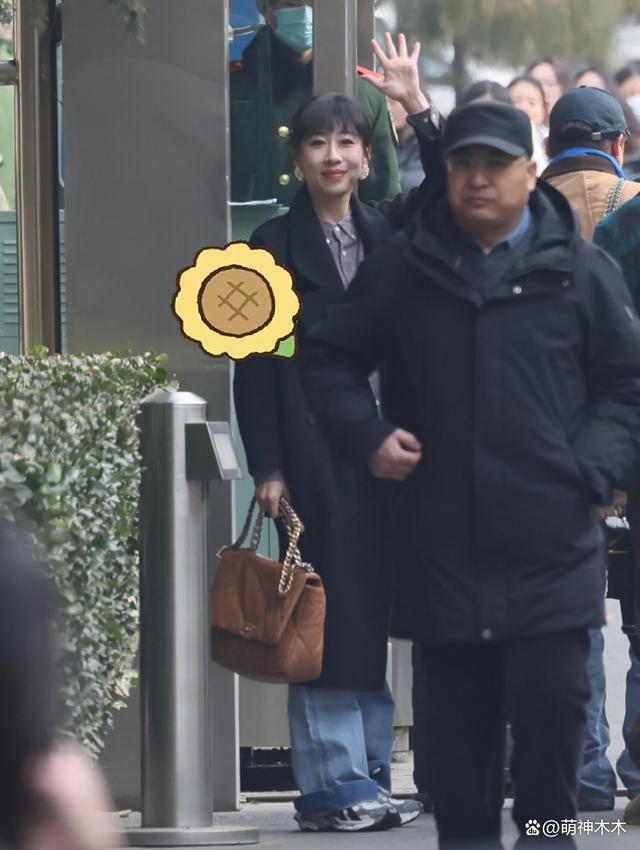 85花现身春晚联排现场！刘诗诗4万大衣，杨幂玩神秘