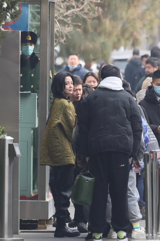 春晚大惊喜来了！《繁花》主创现身第四次联排，唐嫣现场比心