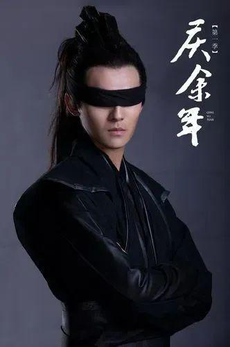 这俩还谈呢？不知道看上他什么