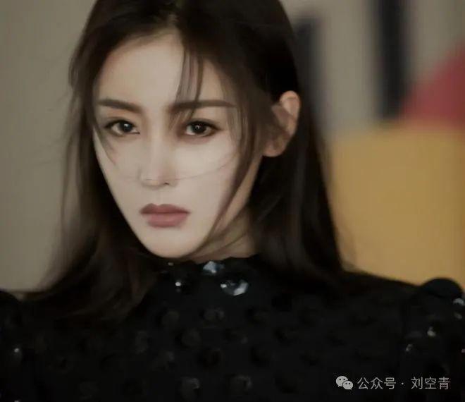 她得罪了人，如今被软封杀了？