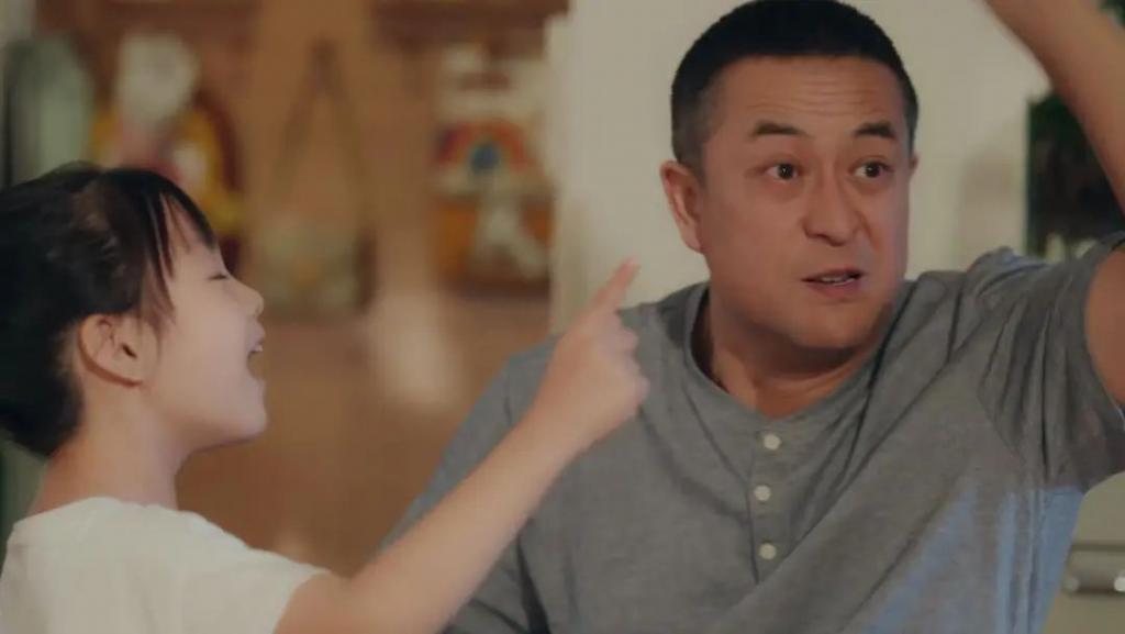 笑掉大牙！53岁张嘉益演小学生爸爸，能不能别把观众当傻子