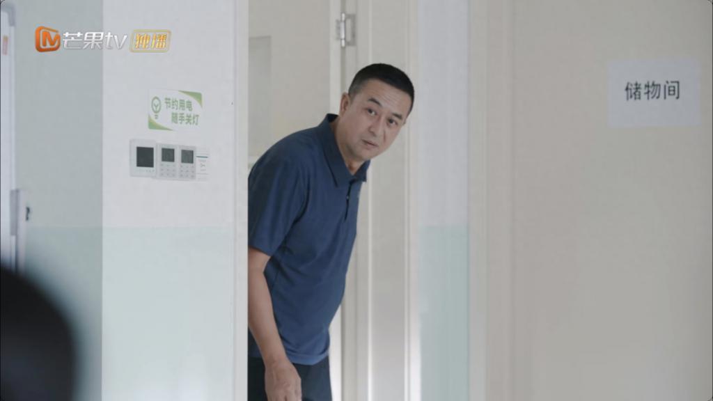 笑掉大牙！53岁张嘉益演小学生爸爸，能不能别把观众当傻子