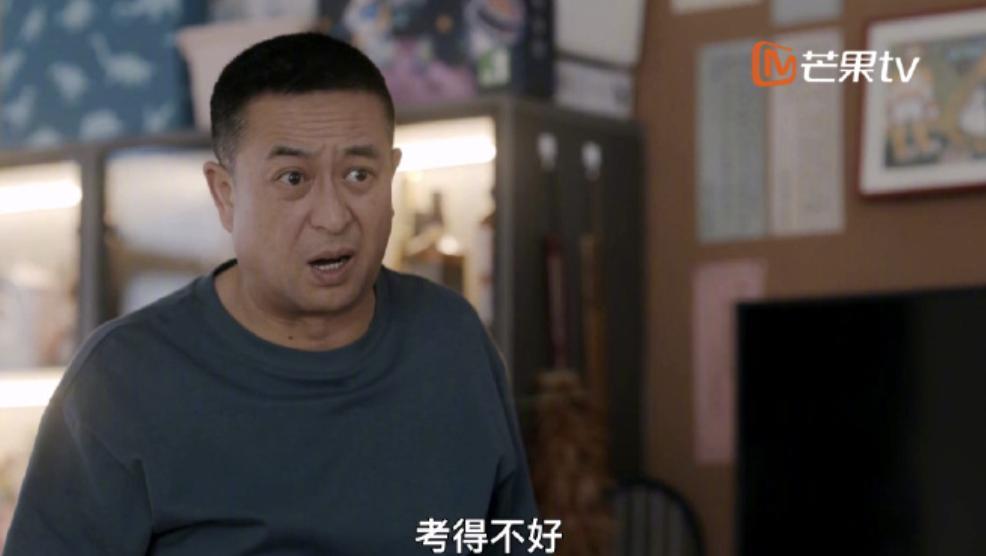 笑掉大牙！53岁张嘉益演小学生爸爸，能不能别把观众当傻子