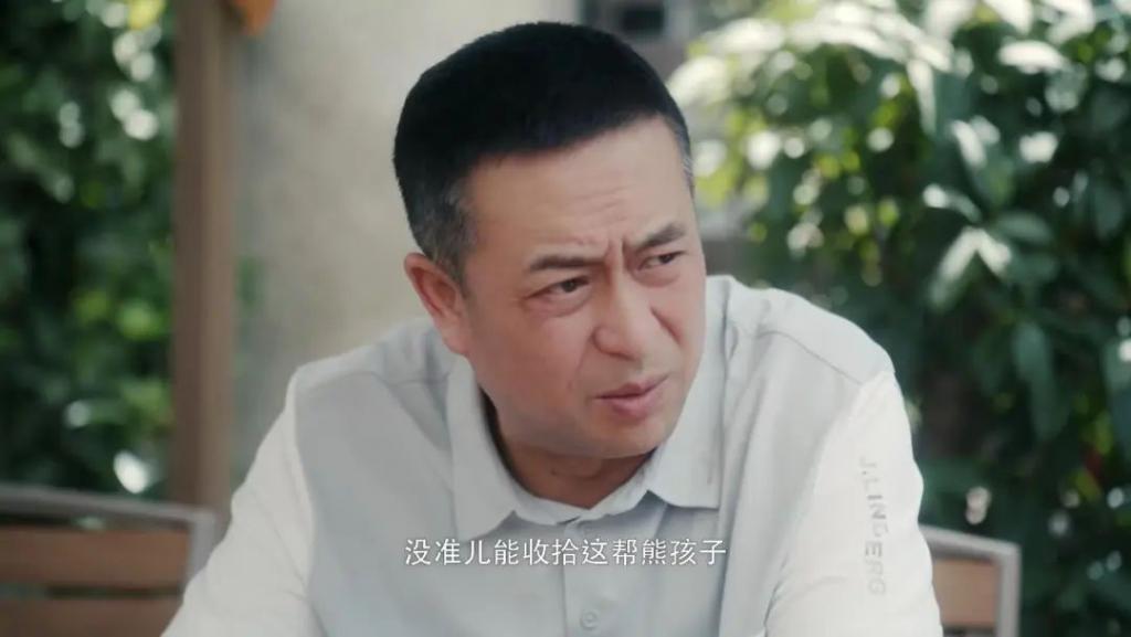 笑掉大牙！53岁张嘉益演小学生爸爸，能不能别把观众当傻子