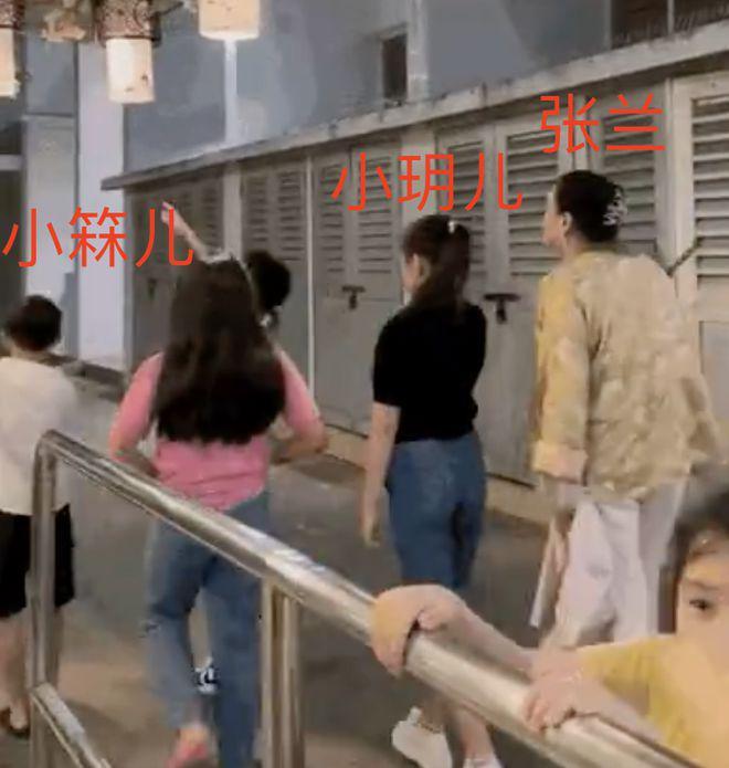 汪小菲和儿女在新加坡被偶遇，女儿神似大S，弟弟帅气活泼