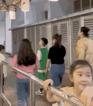 汪小菲和儿女在新加坡被偶遇，女儿神似大S，弟弟帅气活泼