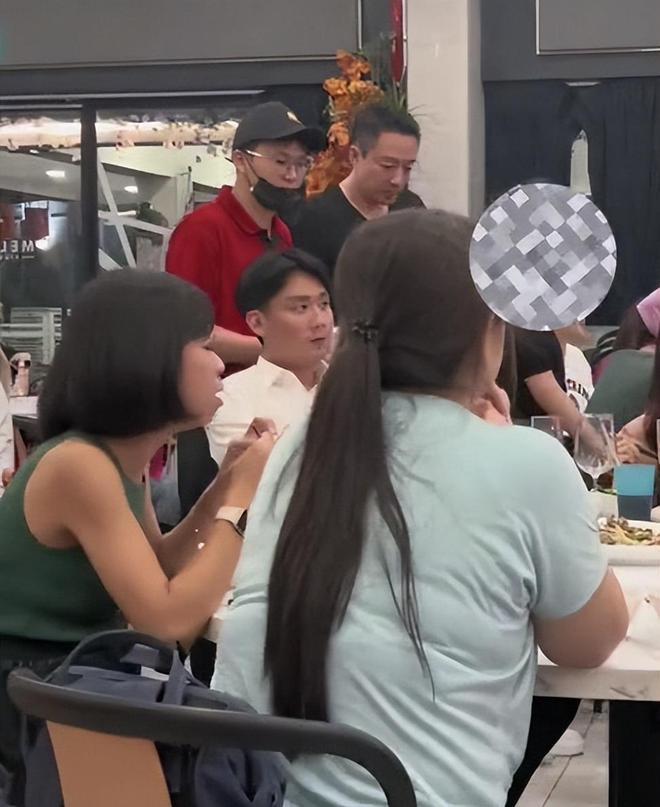 汪小菲和儿女在新加坡被偶遇，女儿神似大S，弟弟帅气活泼