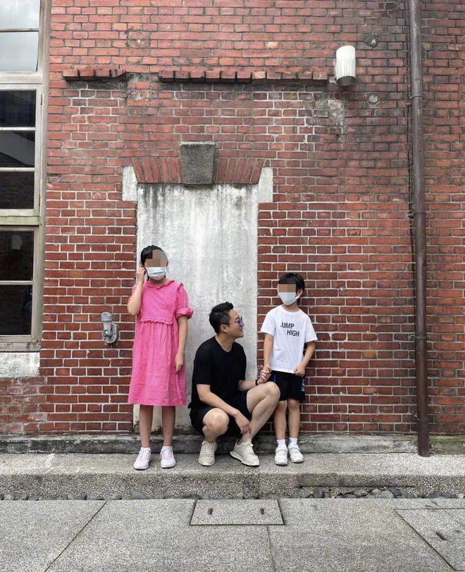 汪小菲和儿女在新加坡被偶遇，女儿神似大S，弟弟帅气活泼