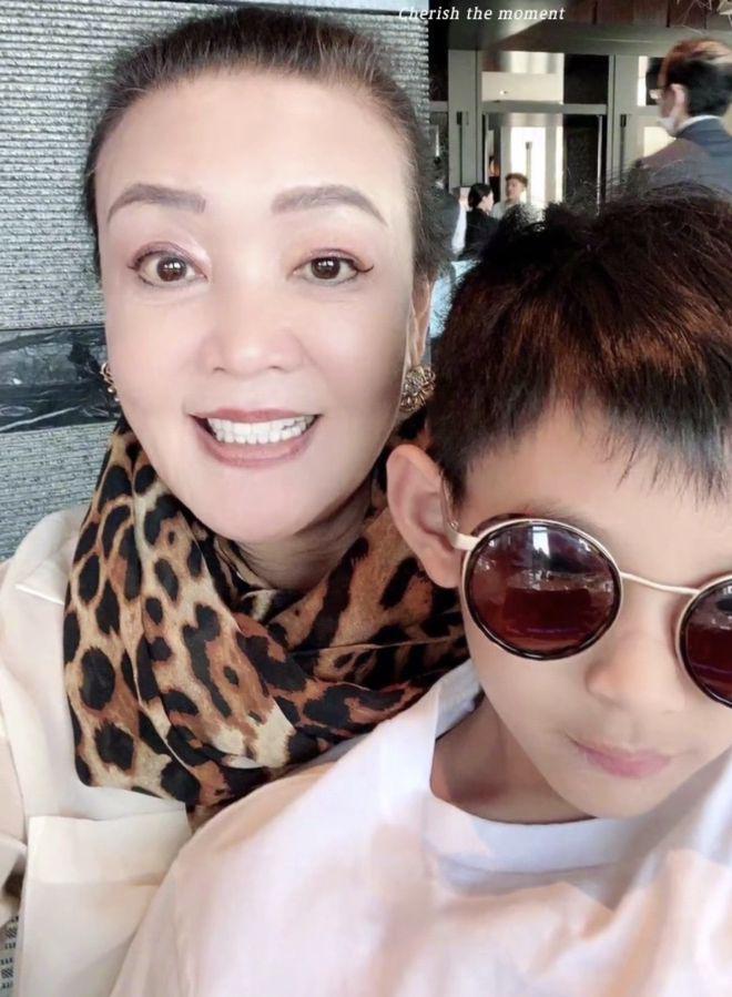 汪小菲和儿女在新加坡被偶遇，女儿神似大S，弟弟帅气活泼