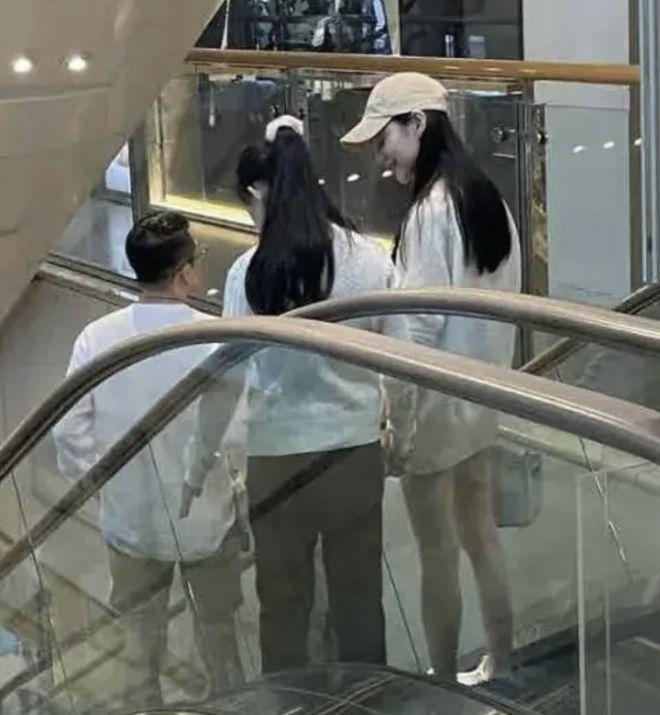 汪小菲和儿女在新加坡被偶遇，女儿神似大S，弟弟帅气活泼