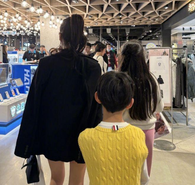 汪小菲和儿女在新加坡被偶遇，女儿神似大S，弟弟帅气活泼
