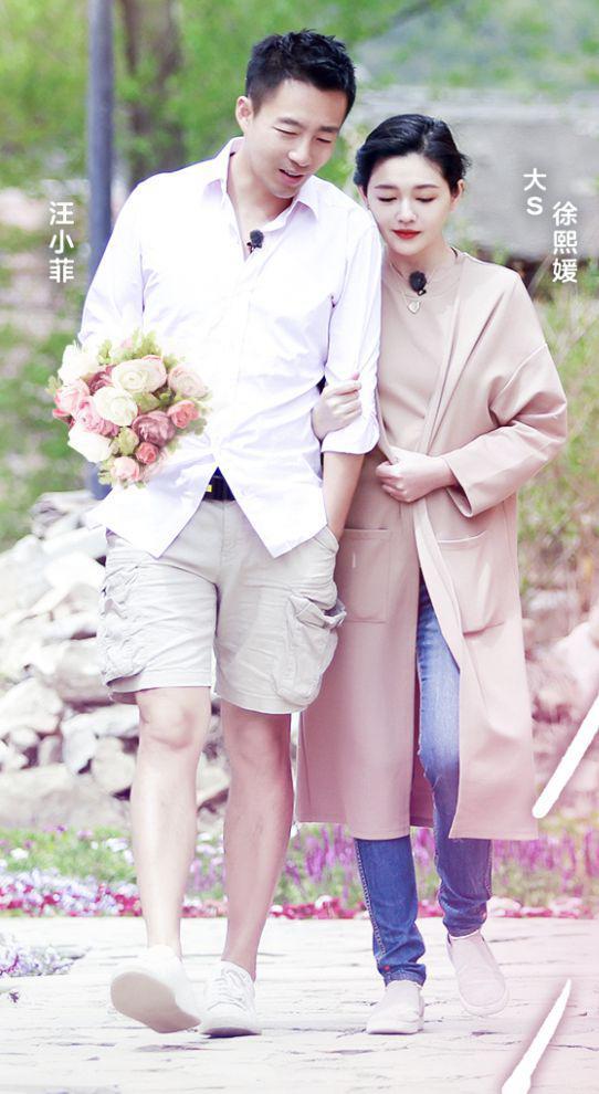 汪小菲和儿女在新加坡被偶遇，女儿神似大S，弟弟帅气活泼