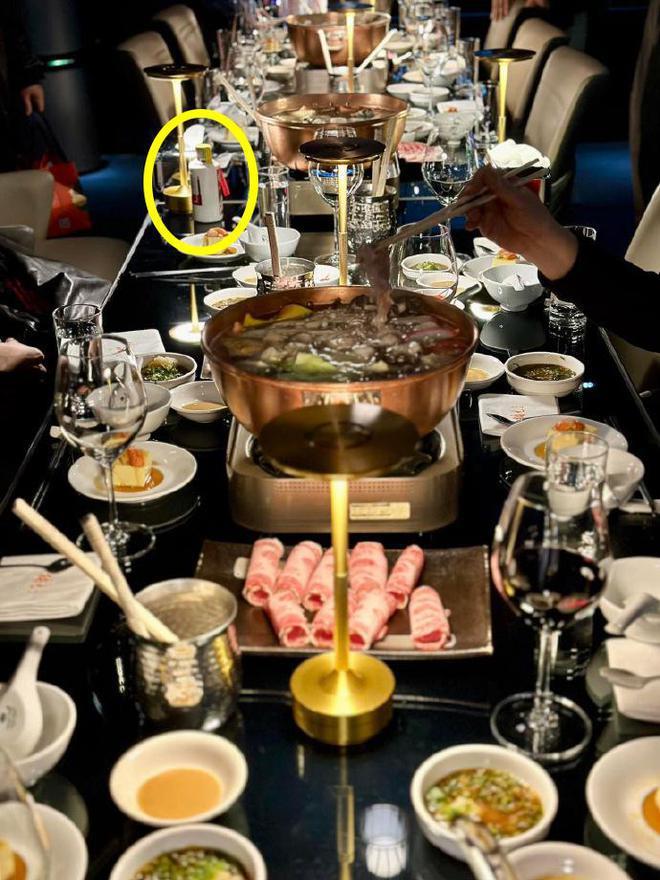 小S办尾牙太寒酸，500元茅台配生蚝，二女儿穿搭火辣