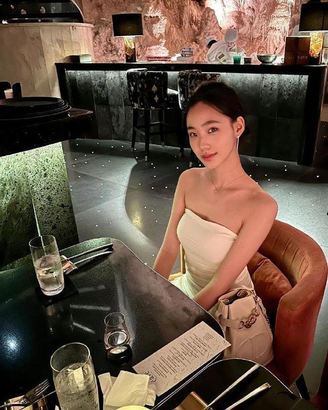 小S办尾牙太寒酸，500元茅台配生蚝，二女儿穿搭火辣