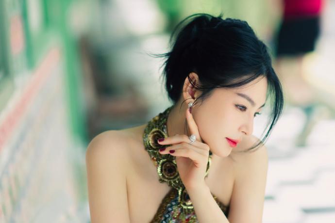 张雨绮身穿碎花吊带裙 成熟妩媚