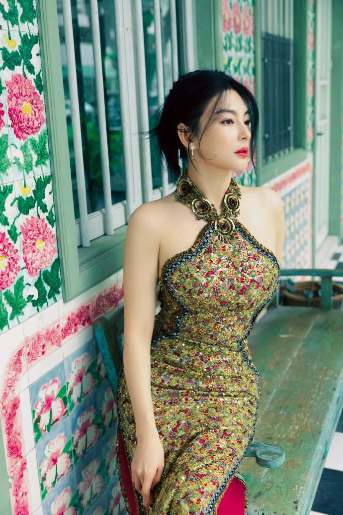 张雨绮身穿碎花吊带裙 成熟妩媚