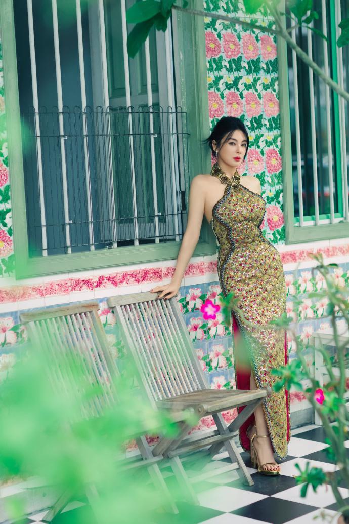 张雨绮身穿碎花吊带裙 成熟妩媚