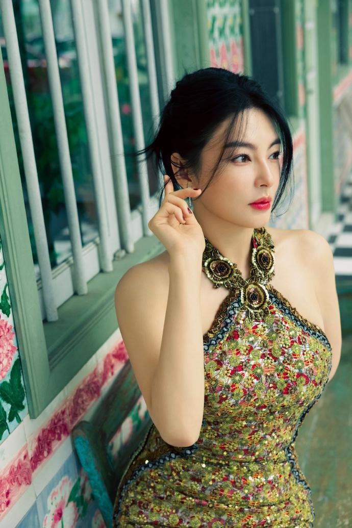 张雨绮身穿碎花吊带裙 成熟妩媚