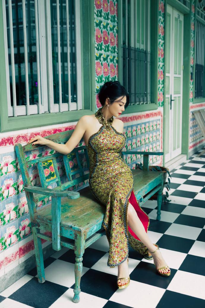 张雨绮身穿碎花吊带裙 成熟妩媚