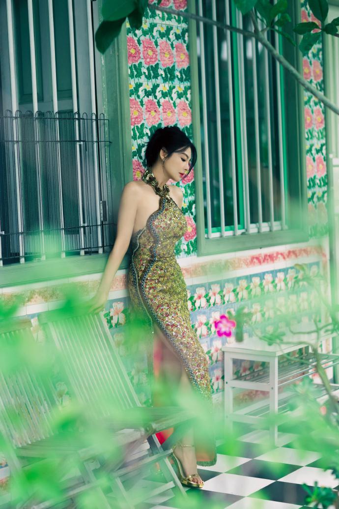 张雨绮身穿碎花吊带裙 成熟妩媚