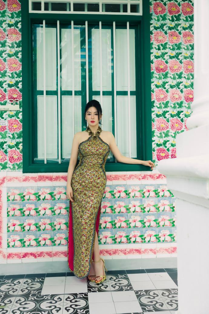 张雨绮身穿碎花吊带裙 成熟妩媚