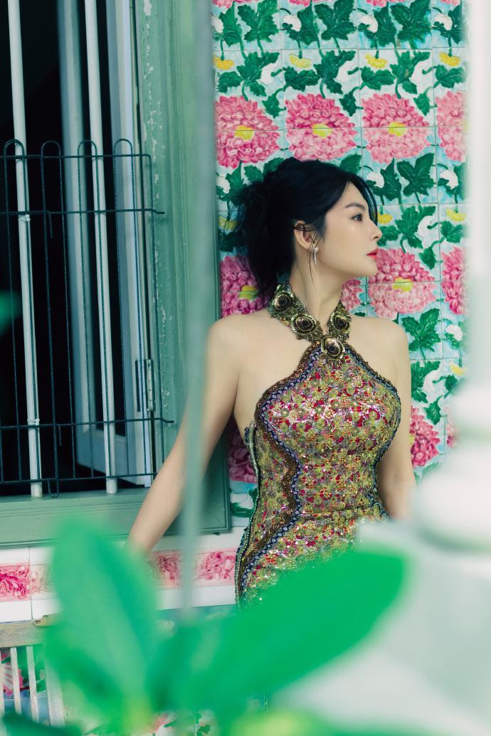 张雨绮身穿碎花吊带裙 成熟妩媚