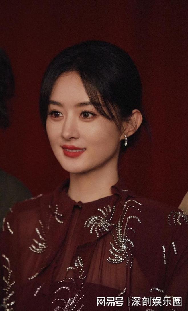 赵丽颖晒照宣传新电影，姿态优雅超迷人，笑容甜美有韵味