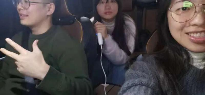 被困暴雪中的新能源车主：充电枪冻住拔不出，不敢开电裹穿羽绒服过夜